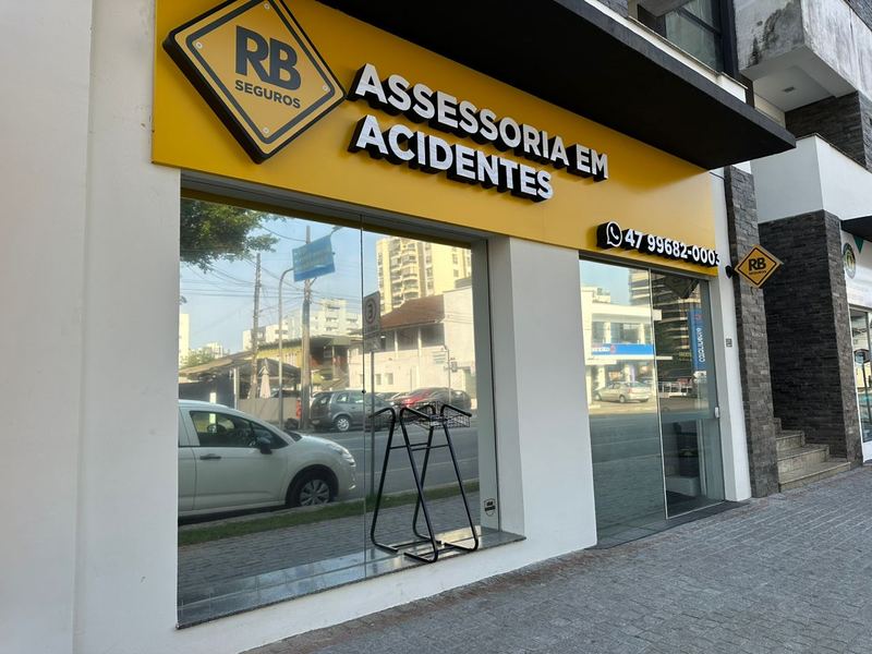 Fachada da sede da RB Assessoria em Acidentes, na Av. Getúlio Vargas, em Joinville